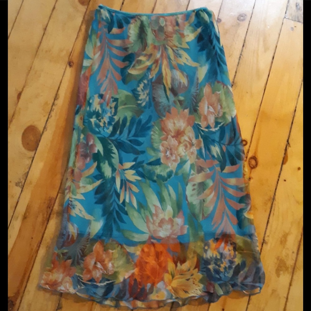 🌺Beautiful floral skirt by 2 Much LA🌺